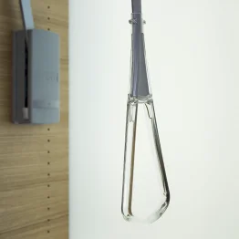 Poignée transparente pour penderie double