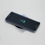 Chargeur sans fil / passe-câble encastrable