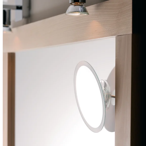 Vergrößernder Spiegel